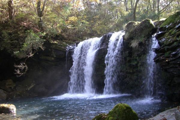 暮雨の滝です。紅葉がキレイです。